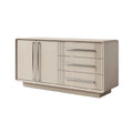 **Meuble de rangement en bois clair avec tiroirs et portes battantes**
